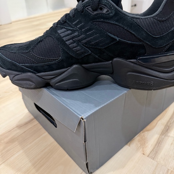 RARE Men’s New Balance Triple Black 9060 - Picture 4 of 4